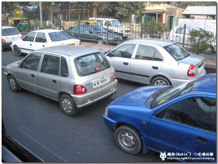 在印度開車是不須要後照鏡的