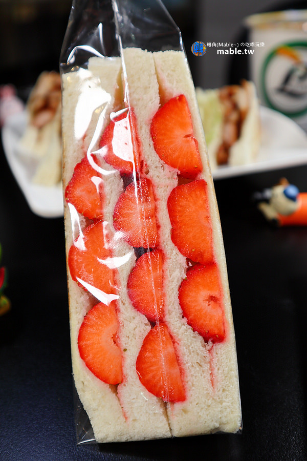 高雄早餐 古糧碳烤三明治 鳳山店 草莓